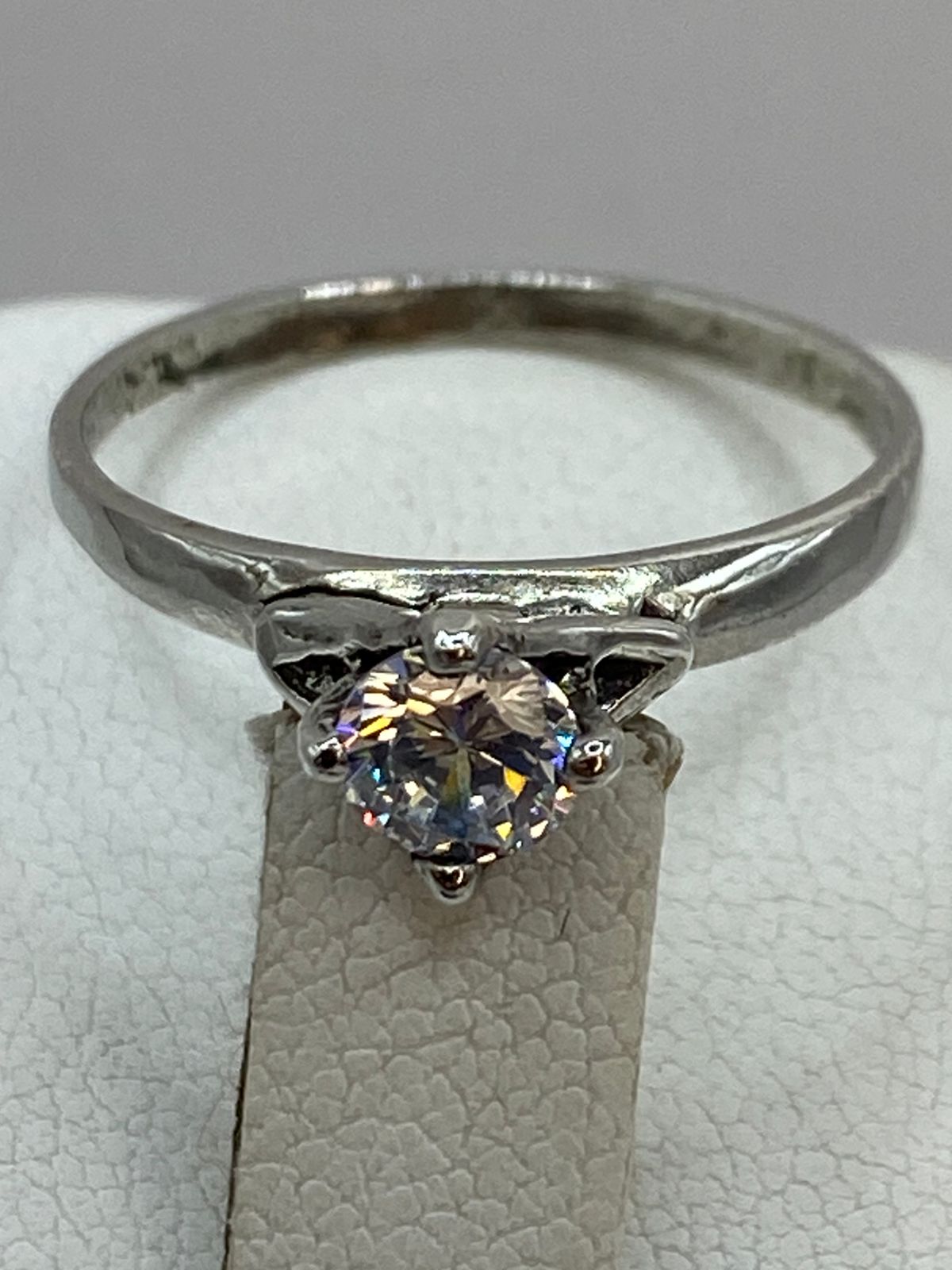 Anillo Solitario Moderno con Zirconia Blanca en Plata Ley 925