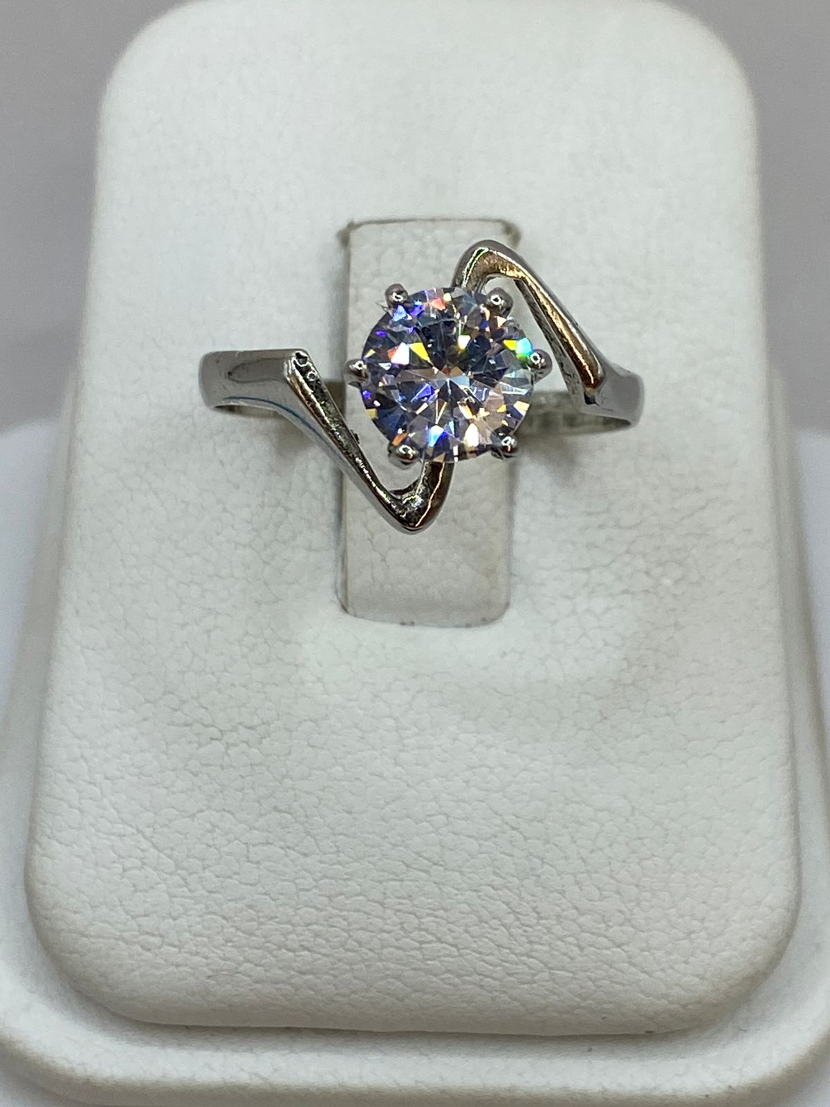 Anillo Solitario Ondulado con Zirconia Blanca en Plata Ley 925