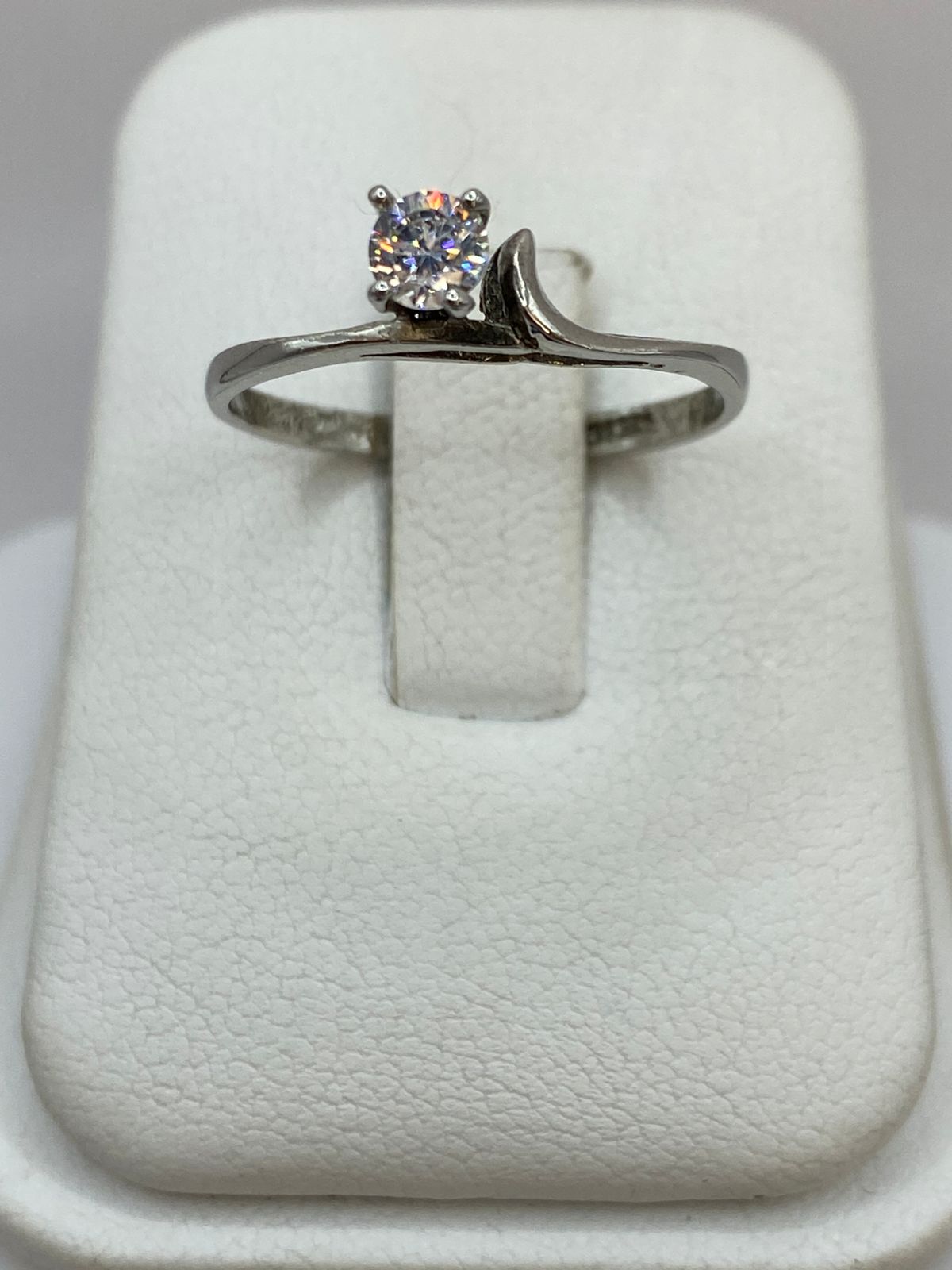 Anillo Solitario Ondulado con Zirconia Blanca en Plata Ley 925
