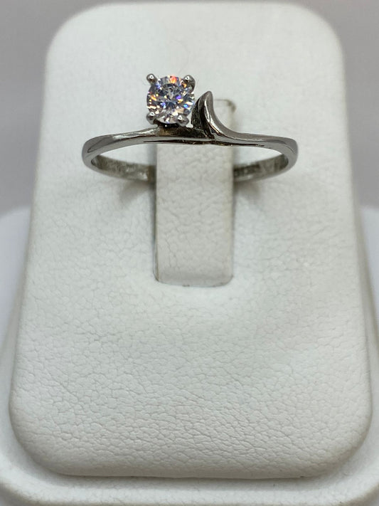 Anillo Solitario Ondulado con Zirconia Blanca en Plata Ley 925