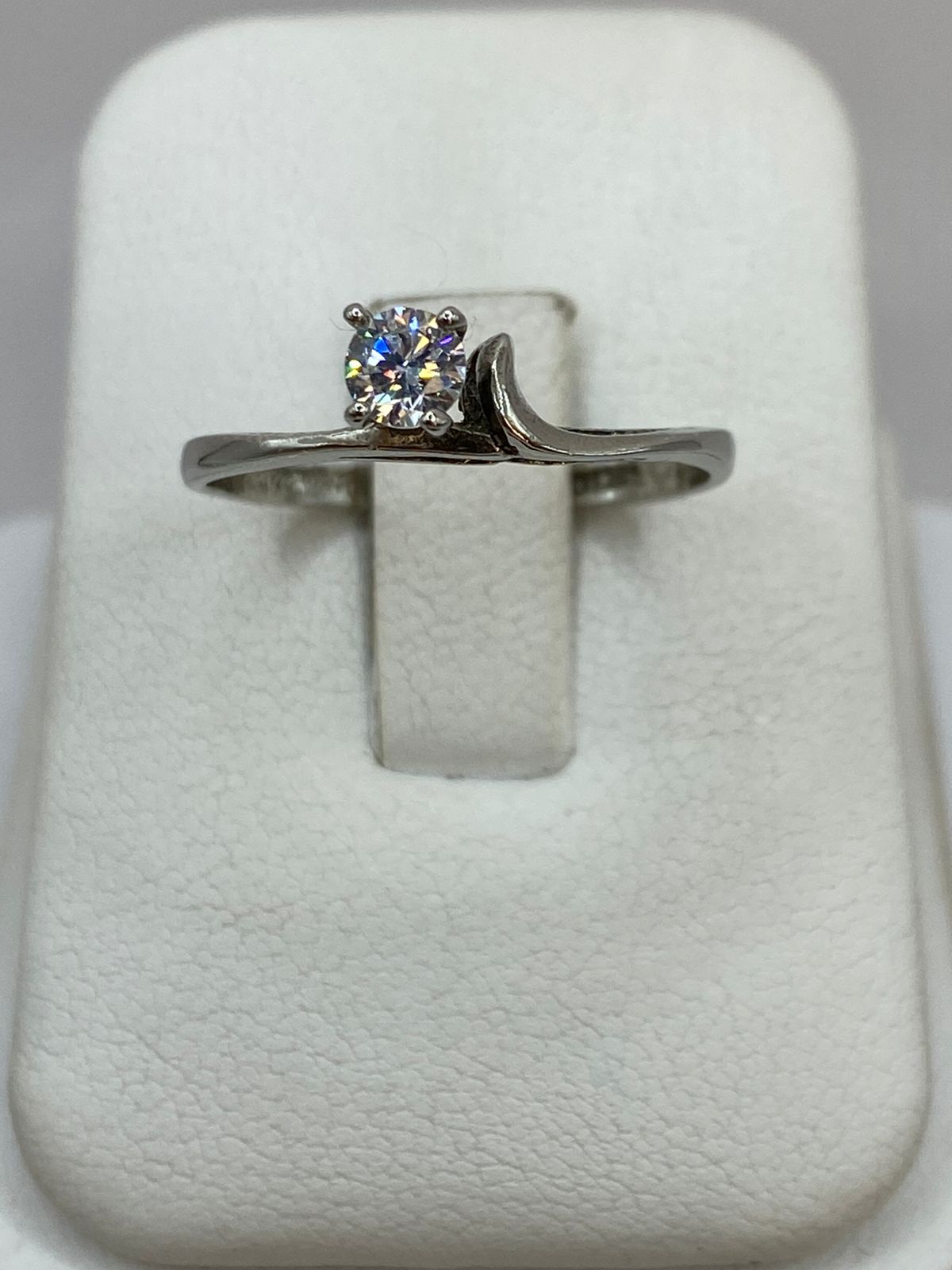 Anillo Solitario Ondulado con Zirconia Blanca en Plata Ley 925