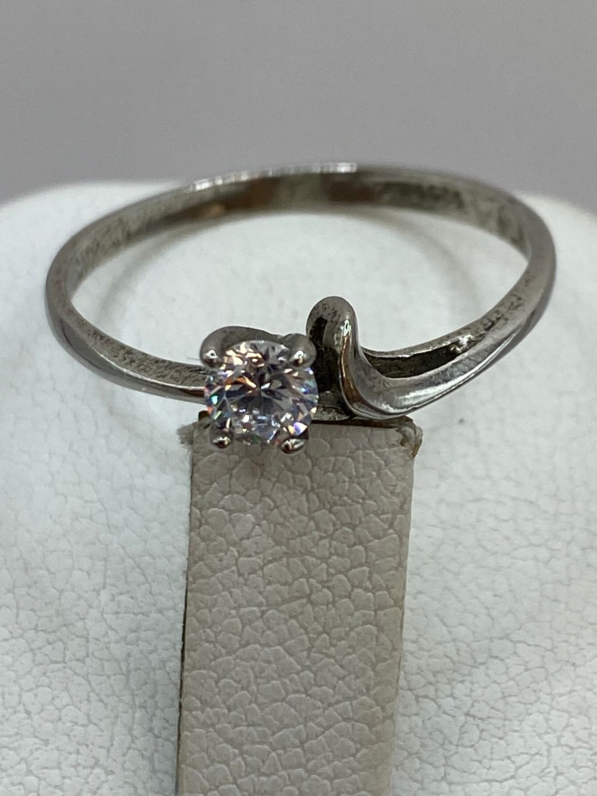Anillo Solitario Ondulado con Zirconia Blanca en Plata Ley 925