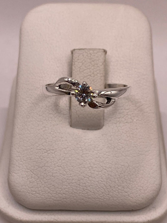 Anillo Solitario Ondulado con Zirconia Blanca en Plata Ley 925