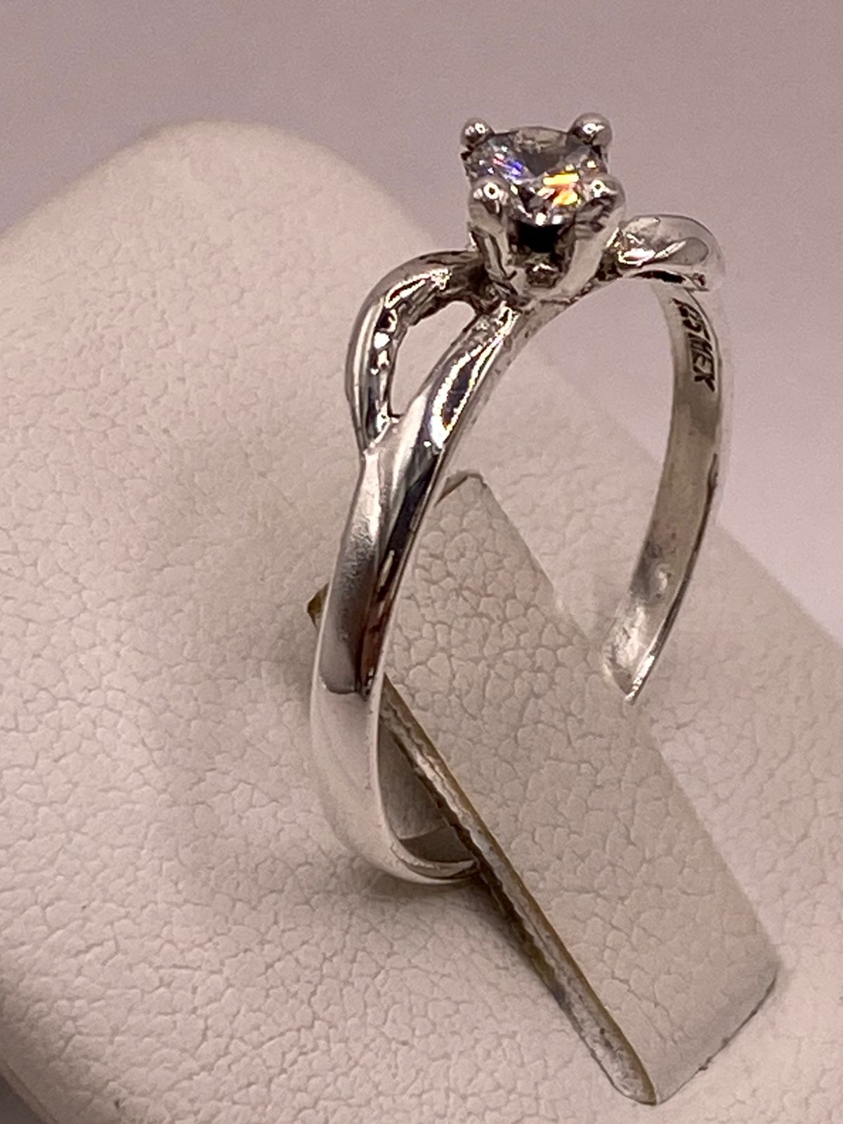 Anillo Solitario Ondulado con Zirconia Blanca en Plata Ley 925