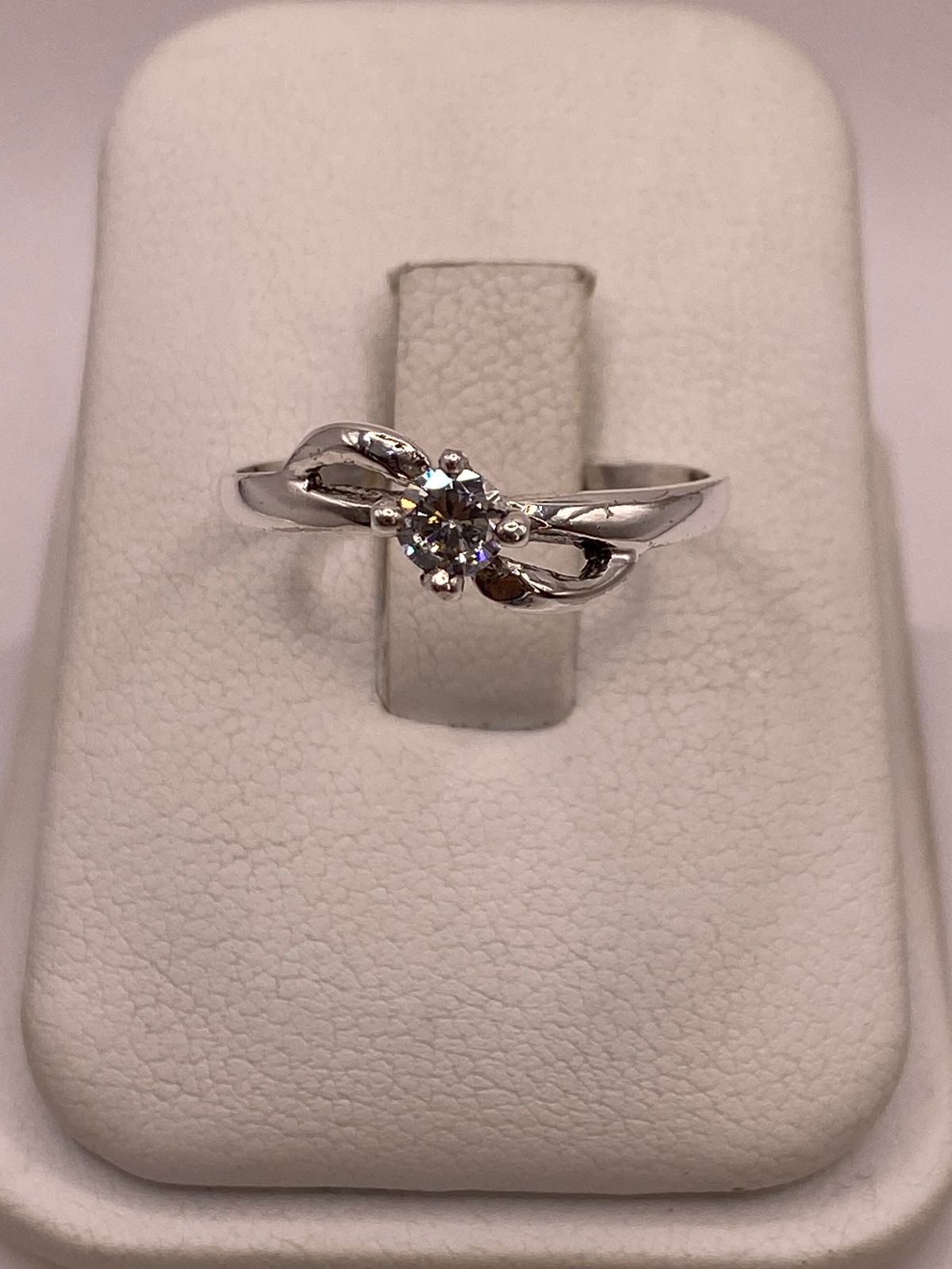 Anillo Solitario Ondulado con Zirconia Blanca en Plata Ley 925