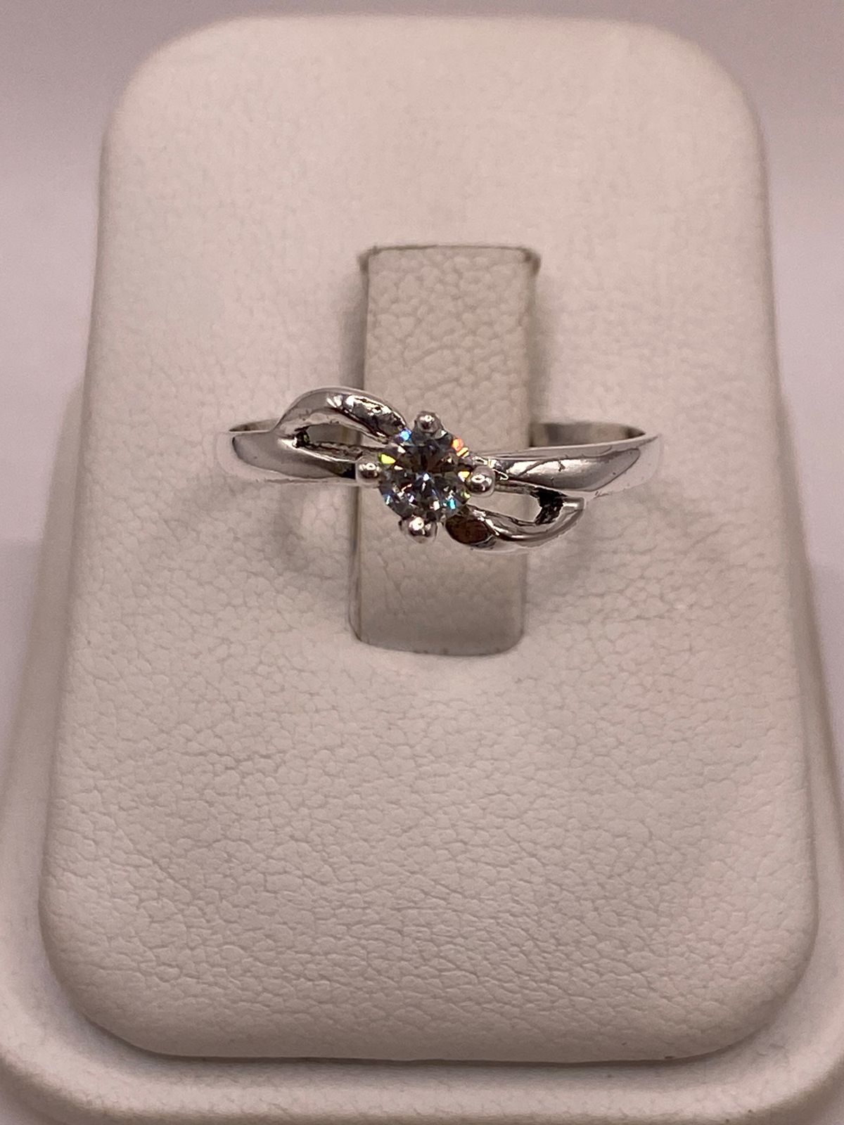 Anillo Solitario Ondulado con Zirconia Blanca en Plata Ley 925