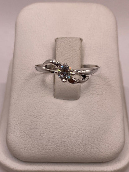 Anillo Solitario Ondulado con Zirconia Blanca en Plata Ley 925, vista de detalle