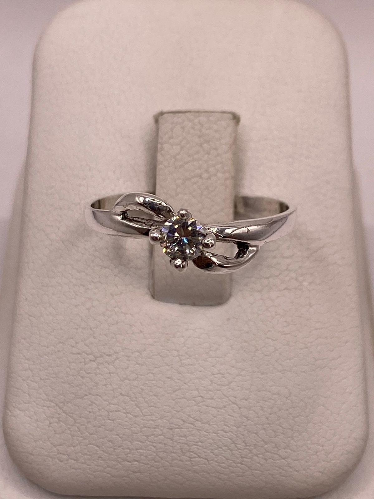 Anillo Solitario Ondulado con Zirconia Blanca en Plata Ley 925