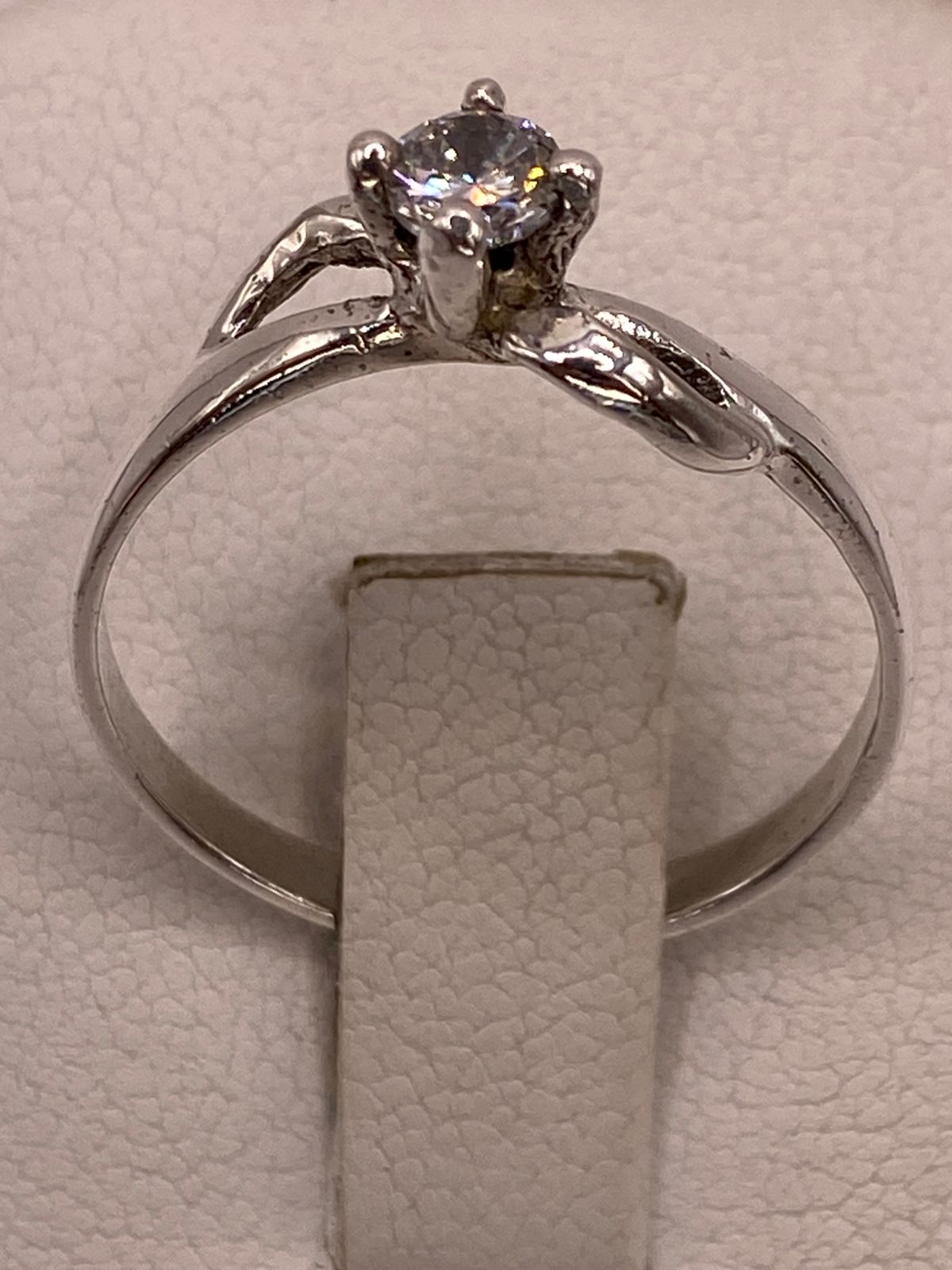 Anillo Solitario Ondulado con Zirconia Blanca en Plata Ley 925