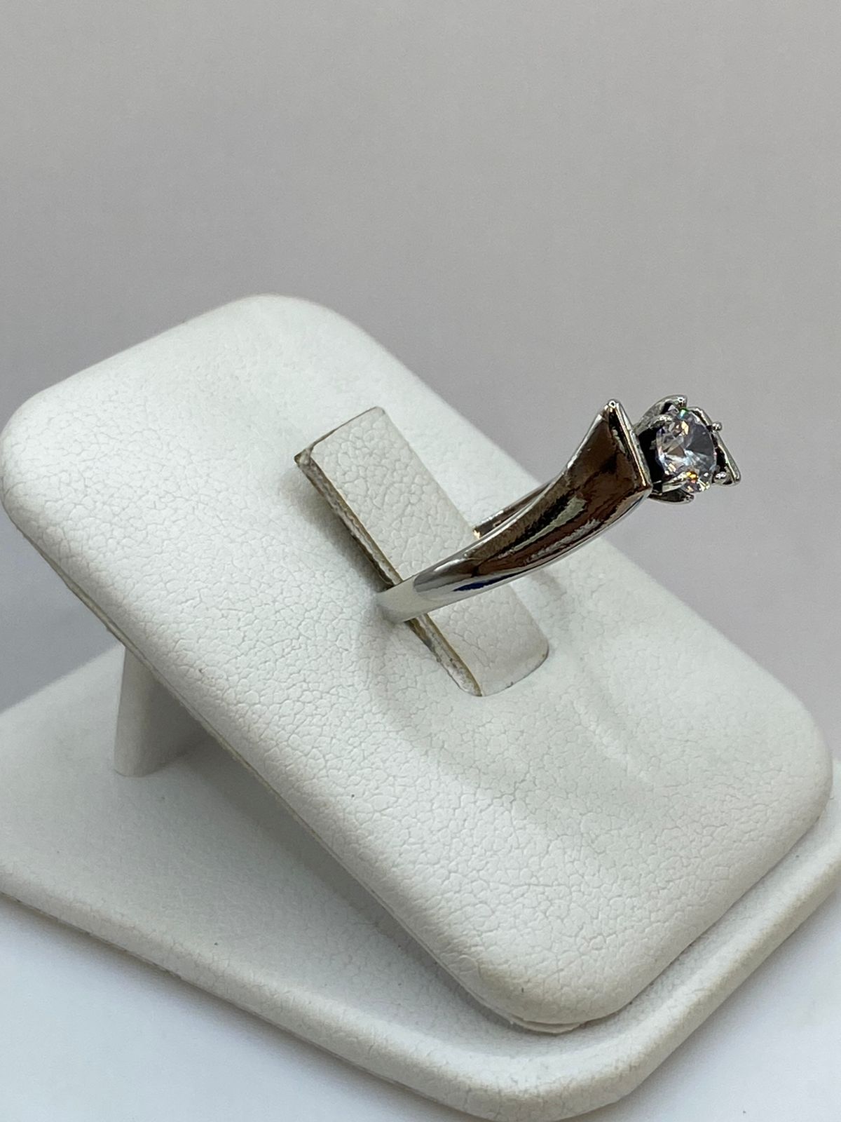 Anillo Solitario de Plata Ley 925 con Zirconia Transparente