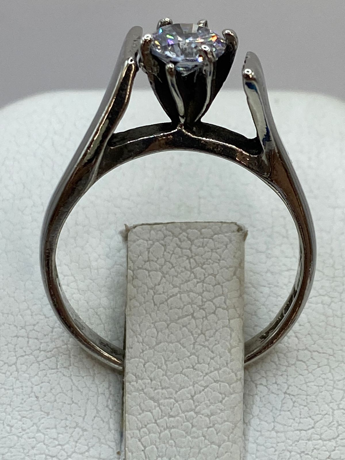 Anillo Solitario de Plata Ley 925 con Zirconia Transparente