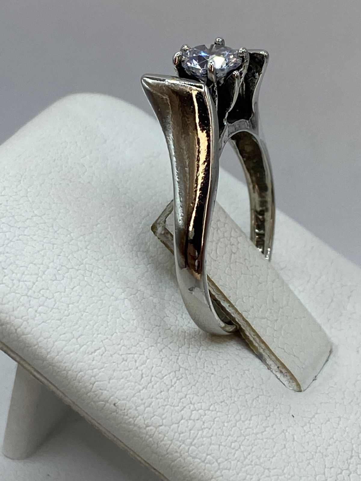 Anillo Solitario de Plata Ley 925 con Zirconia Transparente