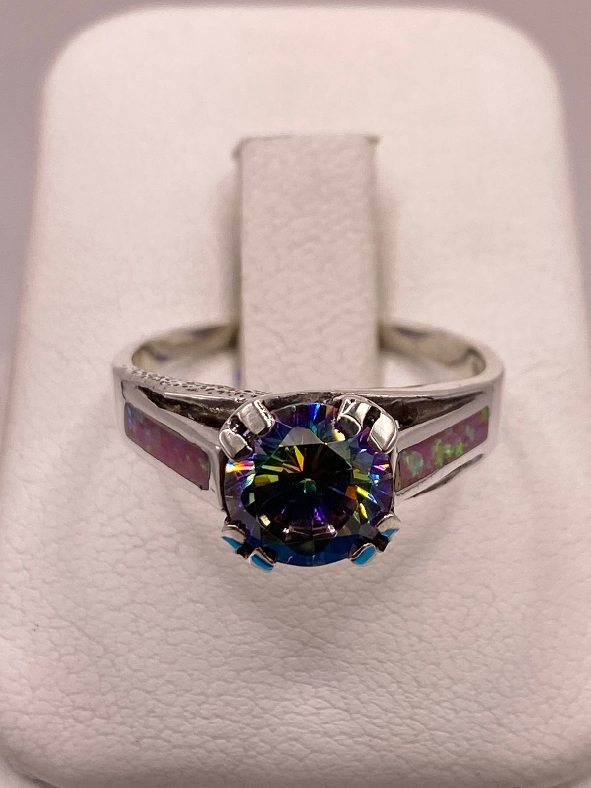ANILLO SOLITARIO DE PLATA LEY 950 CON ÓPALO DE FUEGO Y ZIRCONIA MULTICOLOR