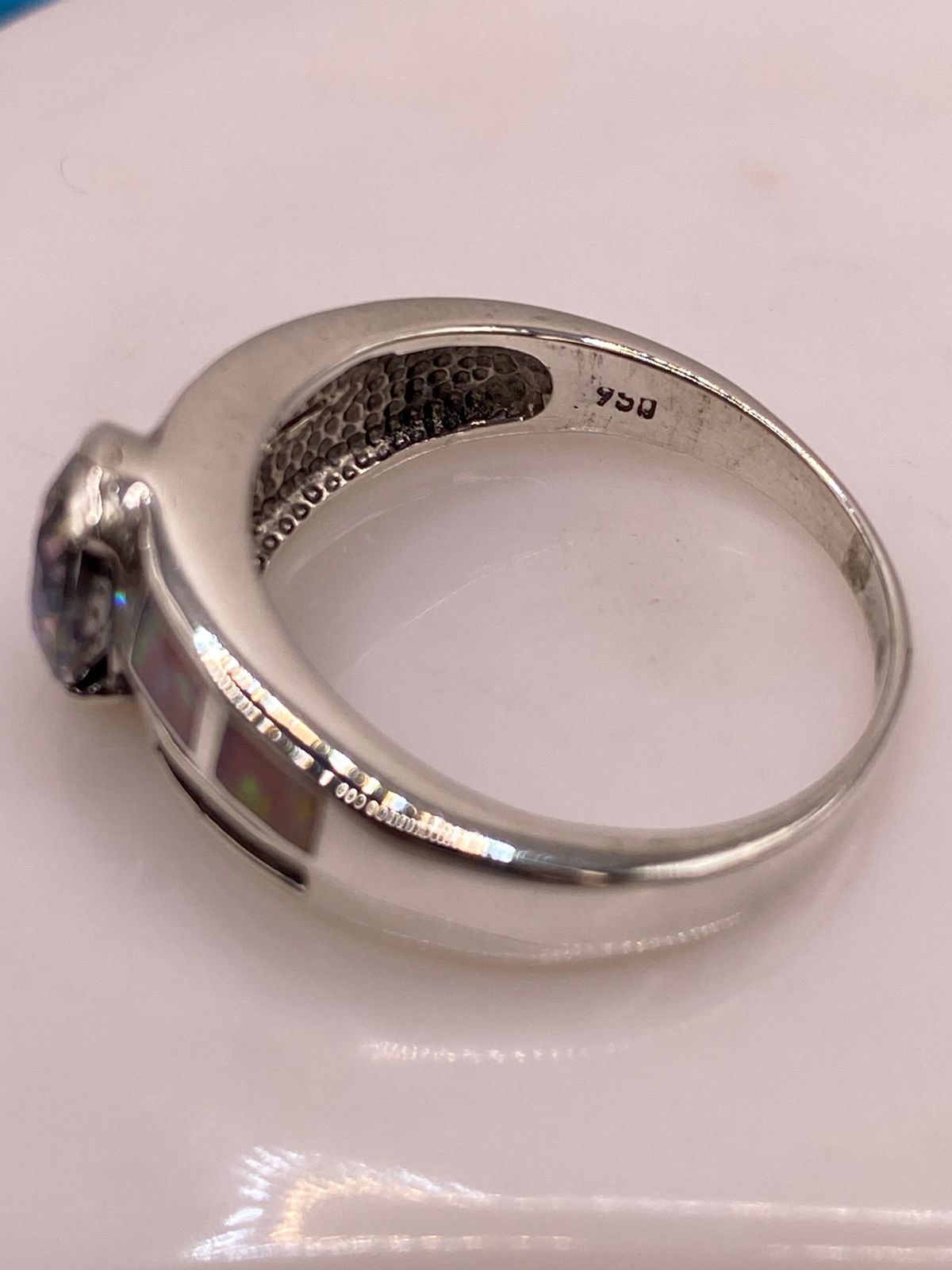 ANILLO SOLITARIO DE PLATA LEY 950 CON ÓPALO DE FUEGO Y ZIRCONIA MULTICOLOR