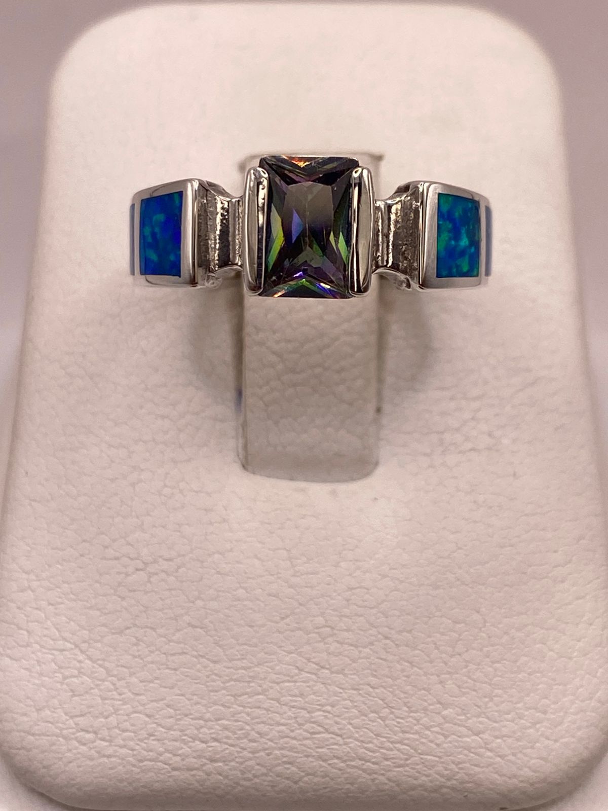 ANILLO SOLITARIO DE PLATA LEY 950 CON ÓPALO DE FUEGO Y ZIRCONIA MULTICOLOR