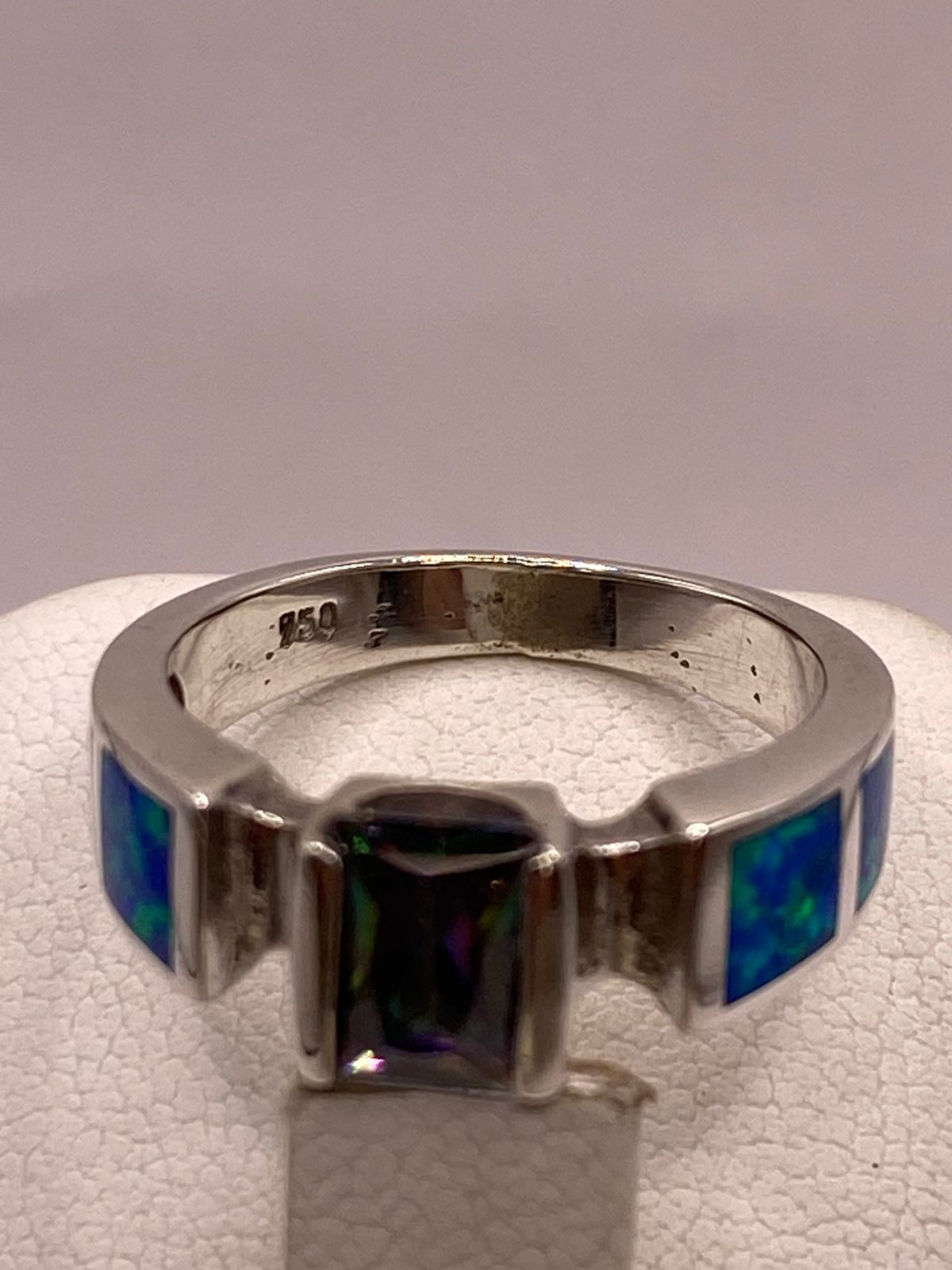 ANILLO SOLITARIO DE PLATA LEY 950 CON ÓPALO DE FUEGO Y ZIRCONIA MULTICOLOR