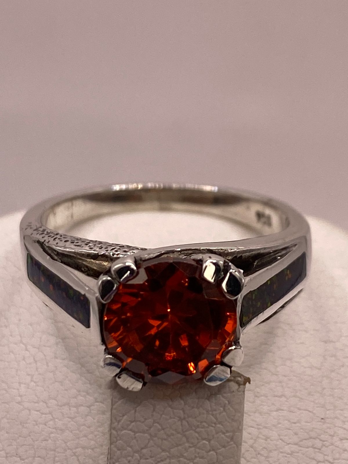 ANILLO SOLITARIO DE PLATA LEY 950 CON ÓPALO DE FUEGO Y ZIRCONIA NARANJA