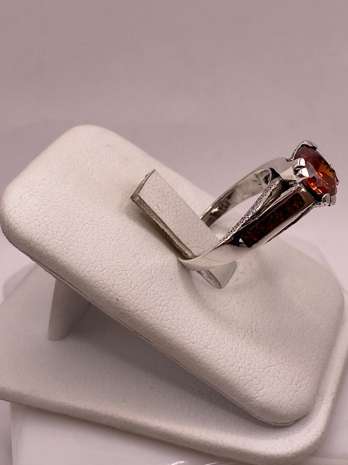 ANILLO SOLITARIO DE PLATA LEY 950 CON ÓPALO DE FUEGO Y ZIRCONIA NARANJA