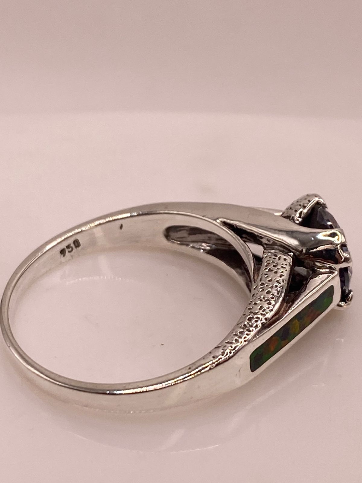 ANILLO SOLITARIO DE PLATA .950 CON ÓPALO DE FUEGO Y ZIRCONIA MULTICOLOR