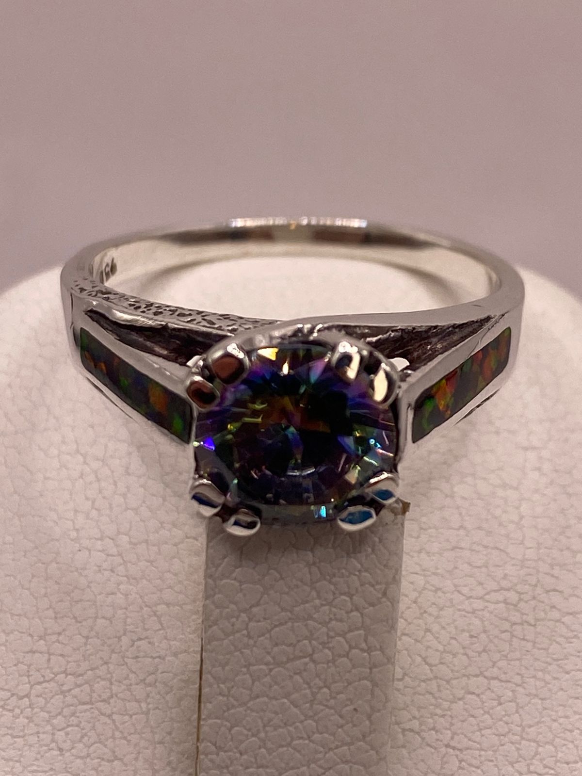 ANILLO SOLITARIO DE PLATA .950 CON ÓPALO DE FUEGO Y ZIRCONIA MULTICOLOR