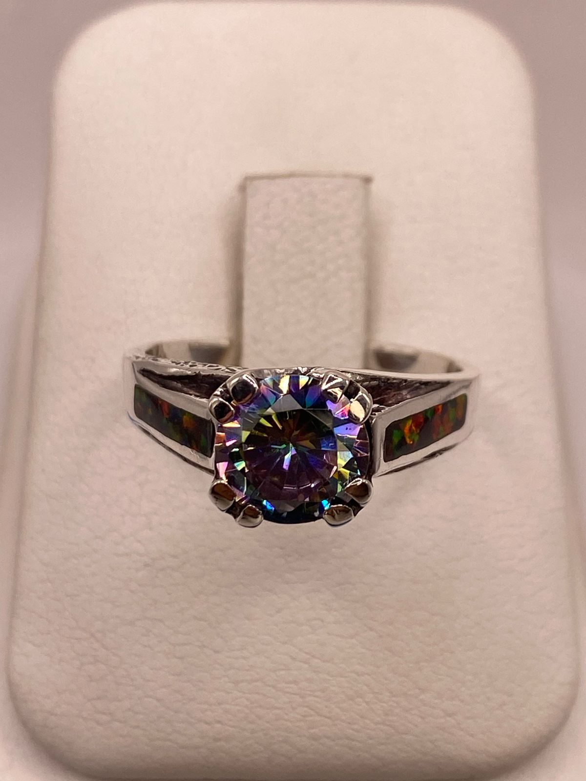 ANILLO SOLITARIO DE PLATA .950 CON ÓPALO DE FUEGO Y ZIRCONIA MULTICOLOR