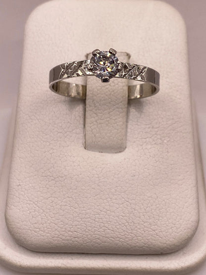 Anillo Solitario de Zirconia Blanca en Plata Ley 925, vista de detalle