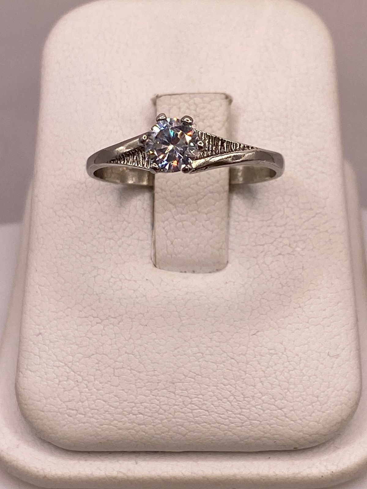 Anillo Solitario de Zirconia Blanca en Plata Ley 925