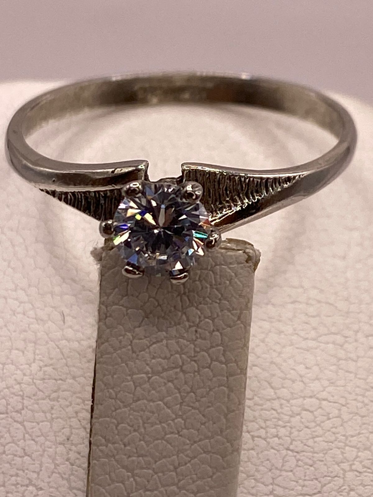 Anillo Solitario de Zirconia Blanca en Plata Ley 925