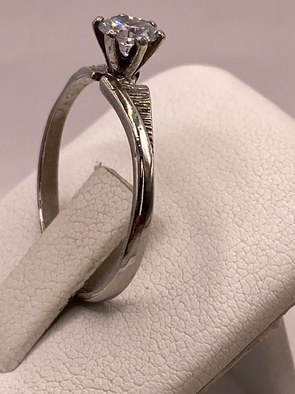 Anillo Solitario de Zirconia Blanca en Plata Ley 925