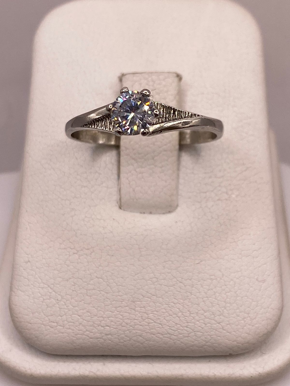 Anillo Solitario de Zirconia Blanca en Plata Ley 925