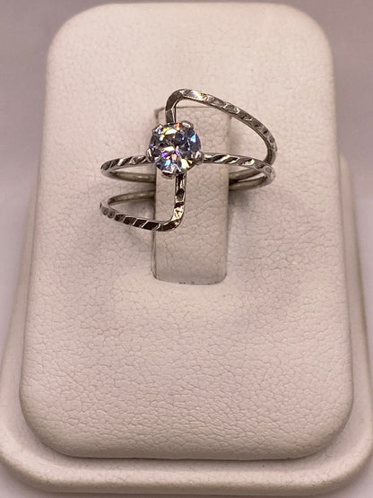 Anillo Solitario de Zirconia Blanca en Plata Ley 925 — detalle de acabado