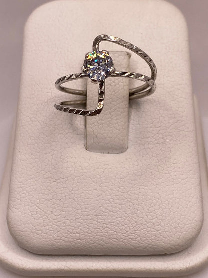 Anillo Solitario de Zirconia Blanca en Plata Ley 925 — detalle de acabado