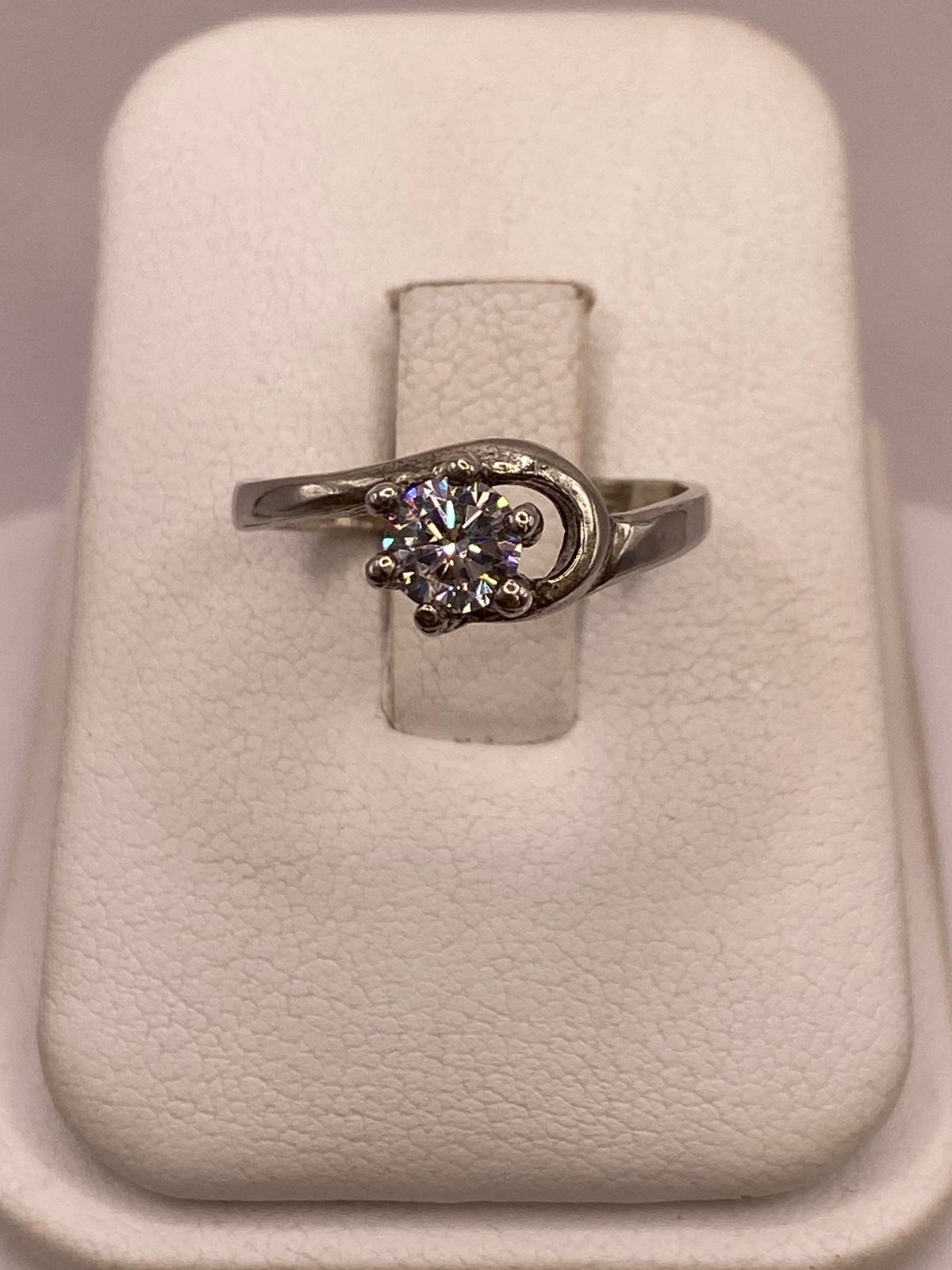 Anillo Solitario de Zirconia Blanca en Plata Ley 925
