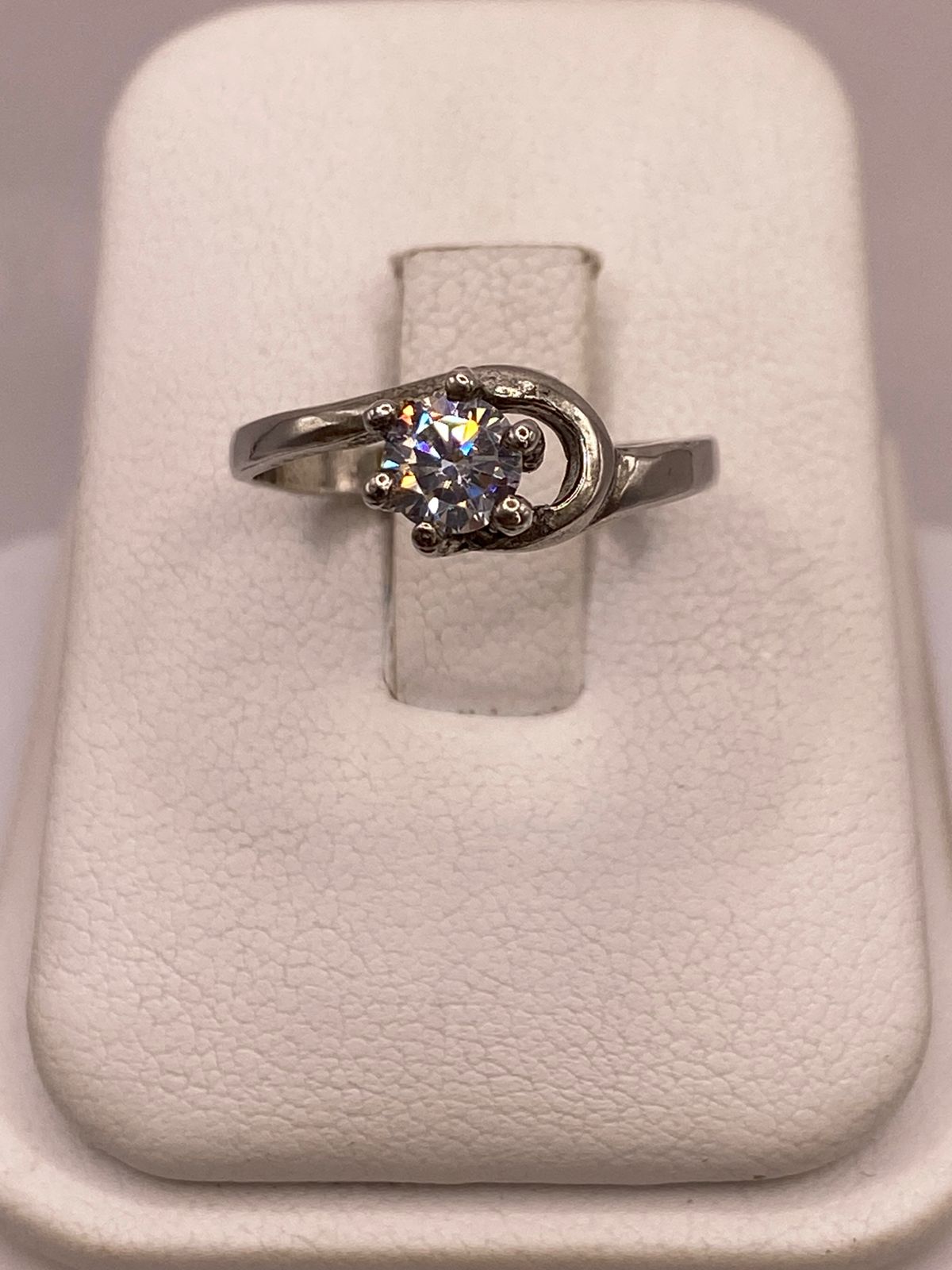 Anillo Solitario de Zirconia Blanca en Plata Ley 925