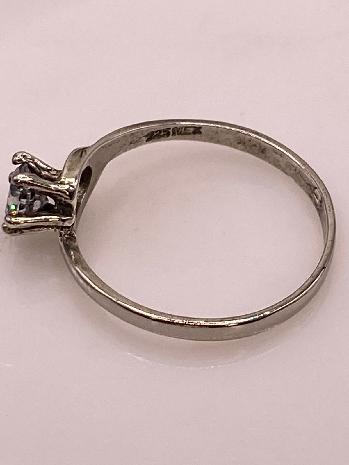 Anillo Solitario de Zirconia Blanca en Plata Ley 925