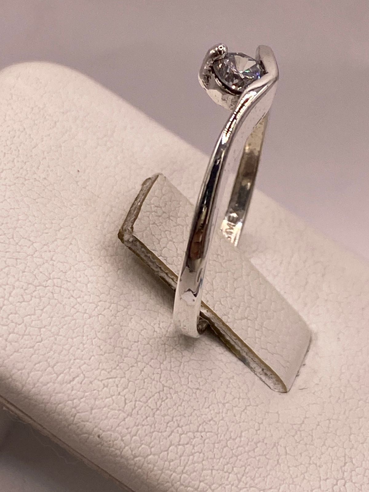Anillo Solitario con Zirconia Blanca en Plata Ley 925