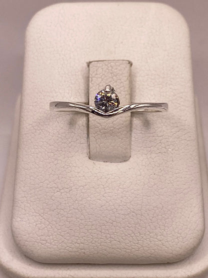 Anillo Solitario con Zirconia Blanca en Plata Ley 925, vista de detalle