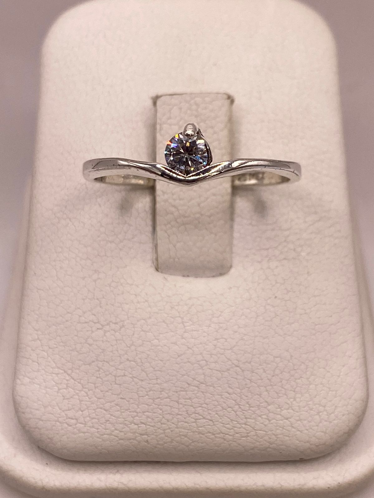 Anillo Solitario con Zirconia Blanca en Plata Ley 925