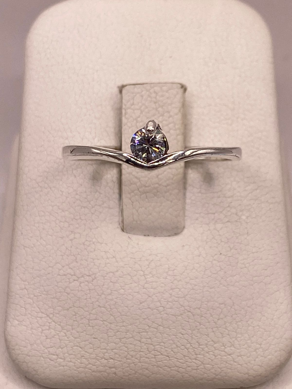 Anillo Solitario con Zirconia Blanca en Plata Ley 925