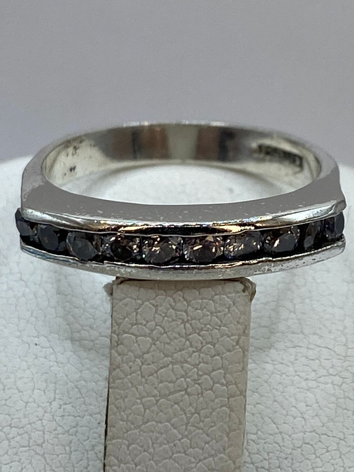 Anillo Tipo Banda con Zirconias en Plata 925