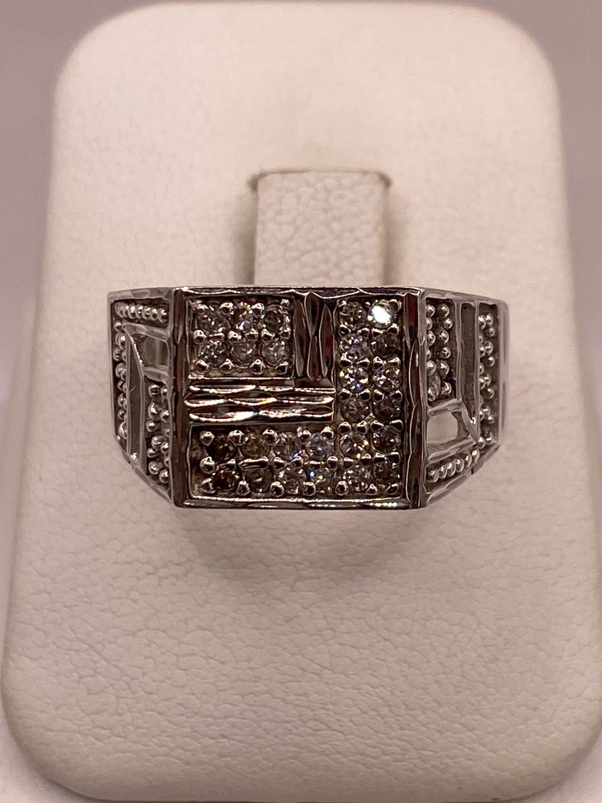 Anillo Tipo Sello con Zirconias en Plata Ley 925