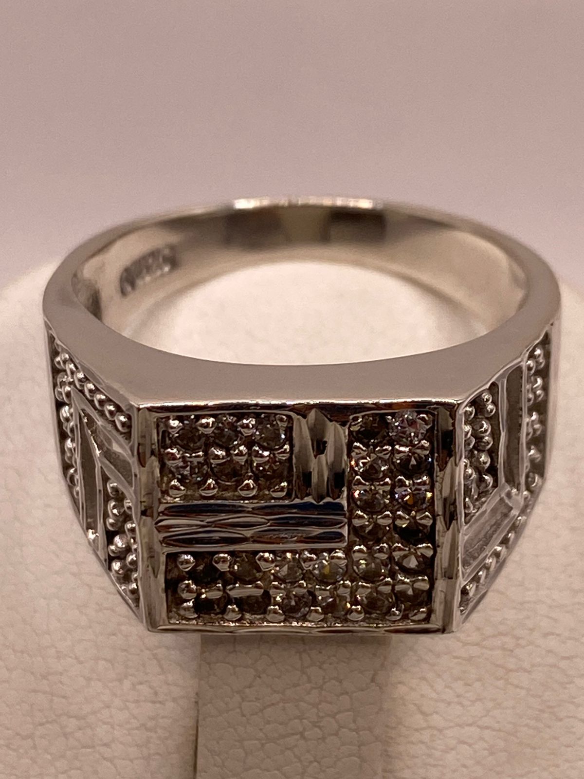 Anillo Tipo Sello con Zirconias en Plata Ley 925