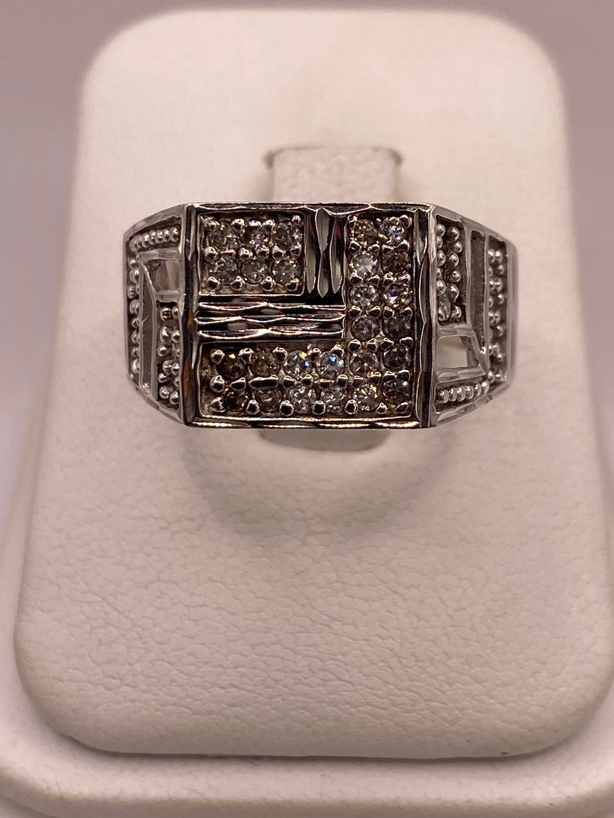 Anillo Tipo Sello con Zirconias en Plata Ley 925