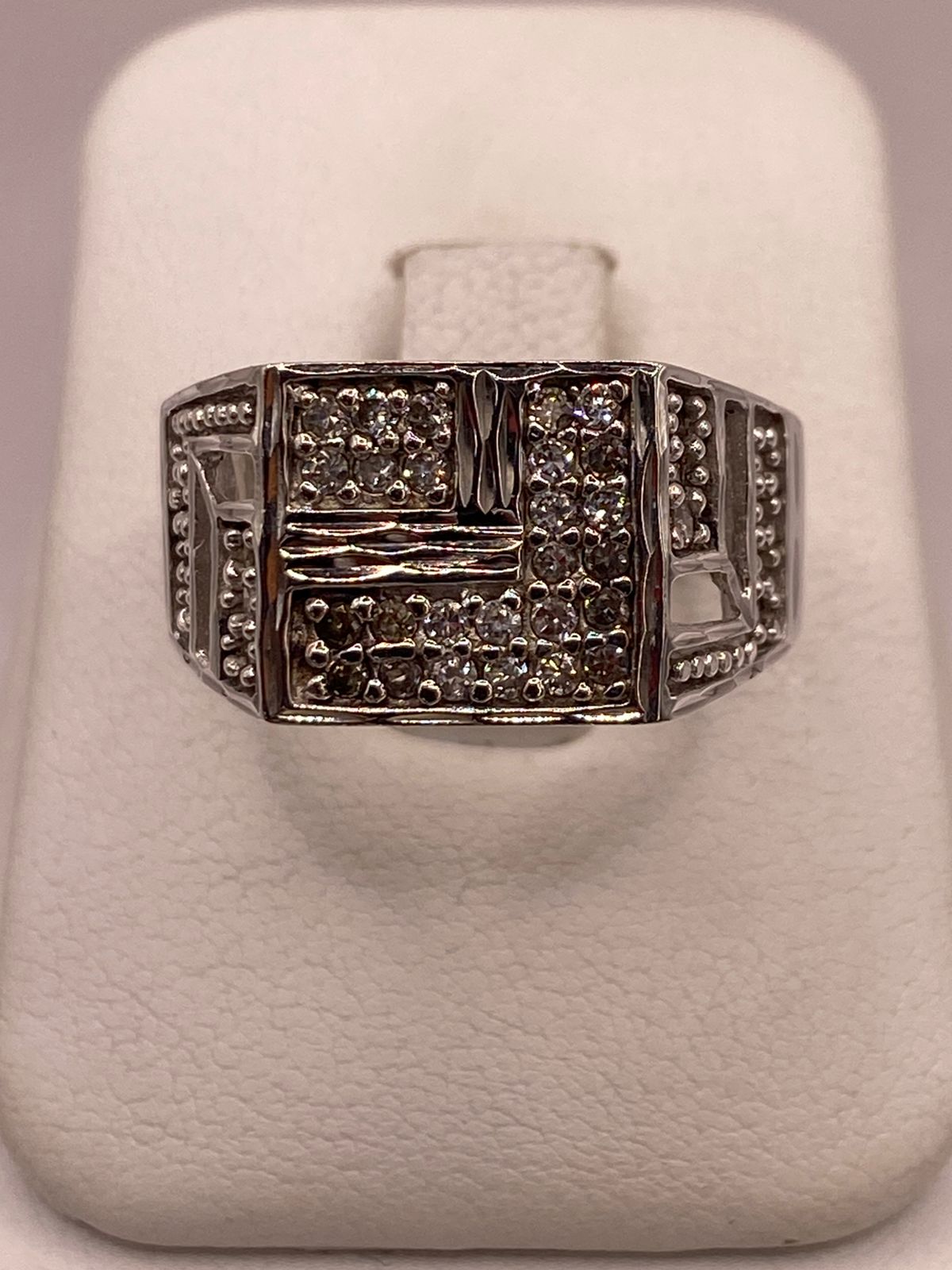 Anillo Tipo Sello con Zirconias en Plata Ley 925