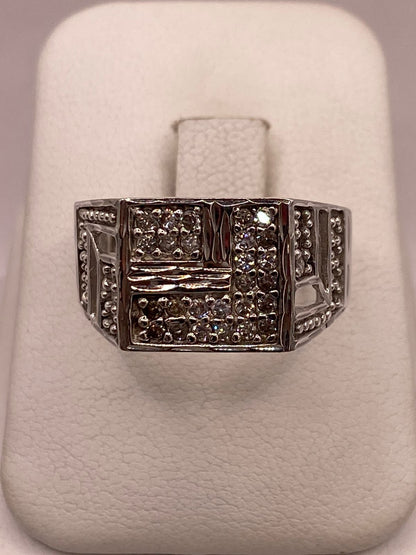 Anillo Tipo Sello con Zirconias en Plata Ley 925, vista de detalle