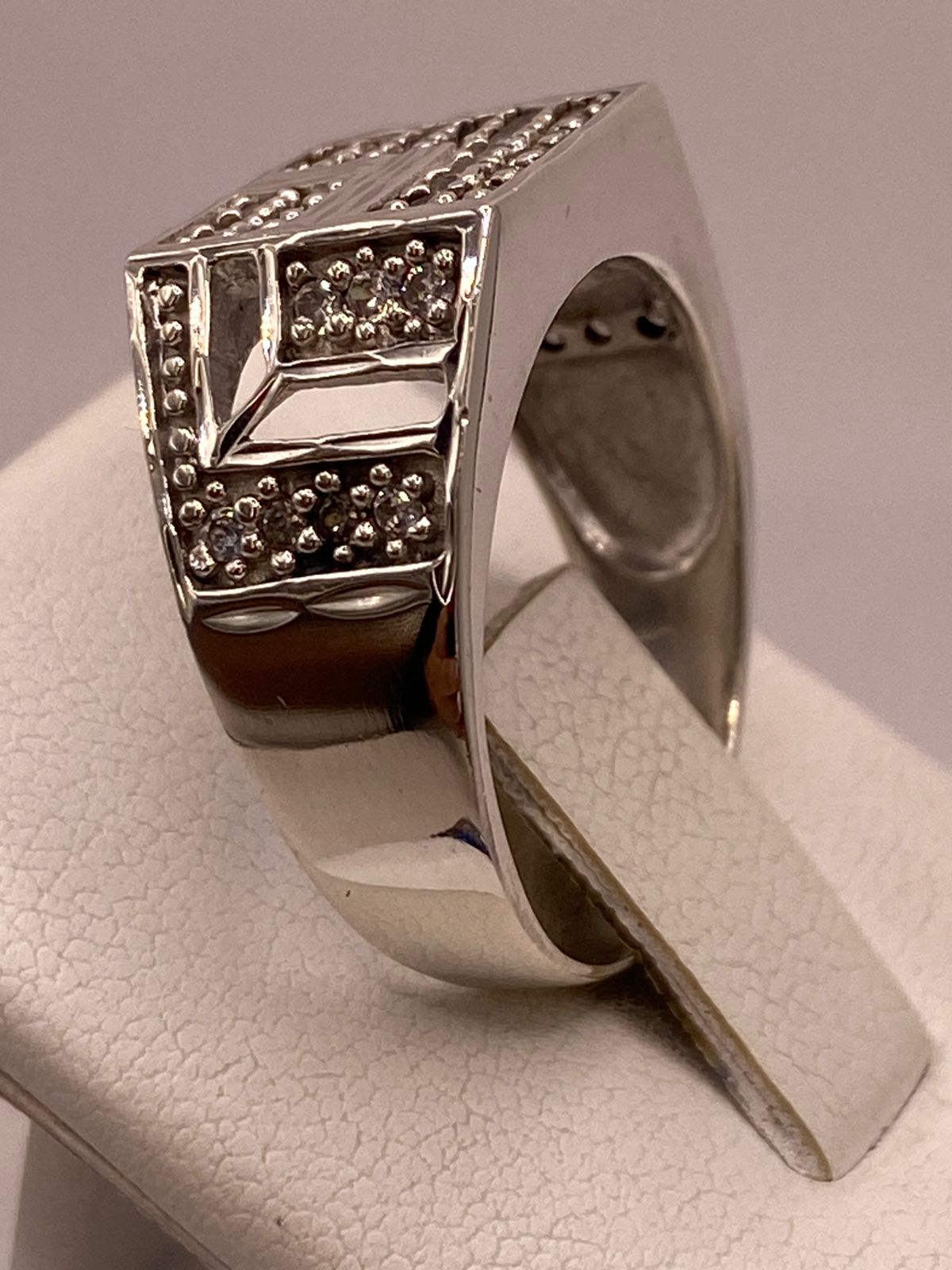 Anillo Tipo Sello con Zirconias en Plata Ley 925