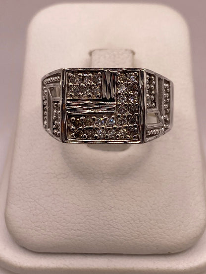 Anillo Tipo Sello con Zirconias en Plata Ley 925, vista frontal