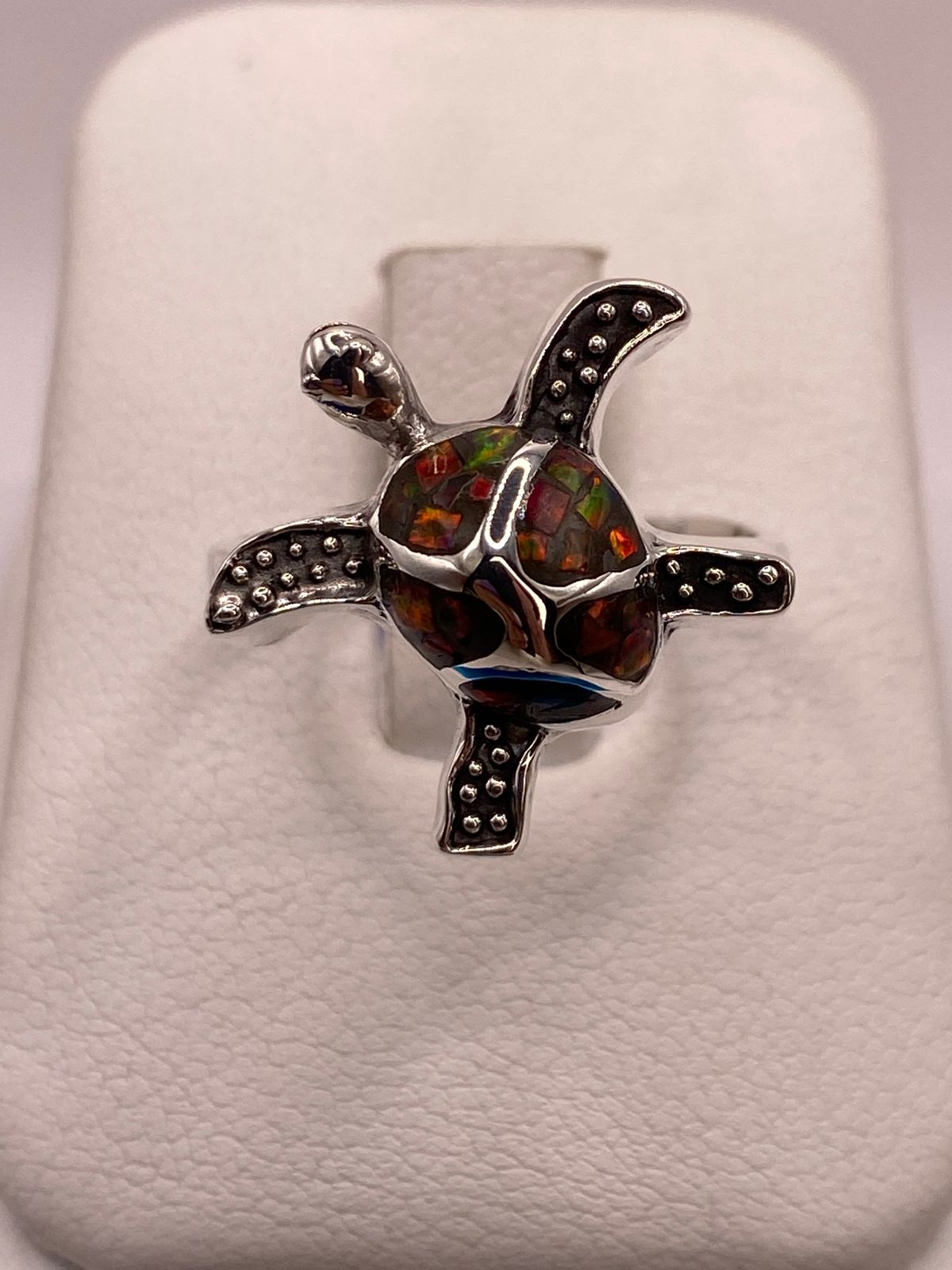 ANILLO TORTUGA MARINA DE PLATA LEY 950 CON ÓPALO DE FUEGO MULTICOLOR