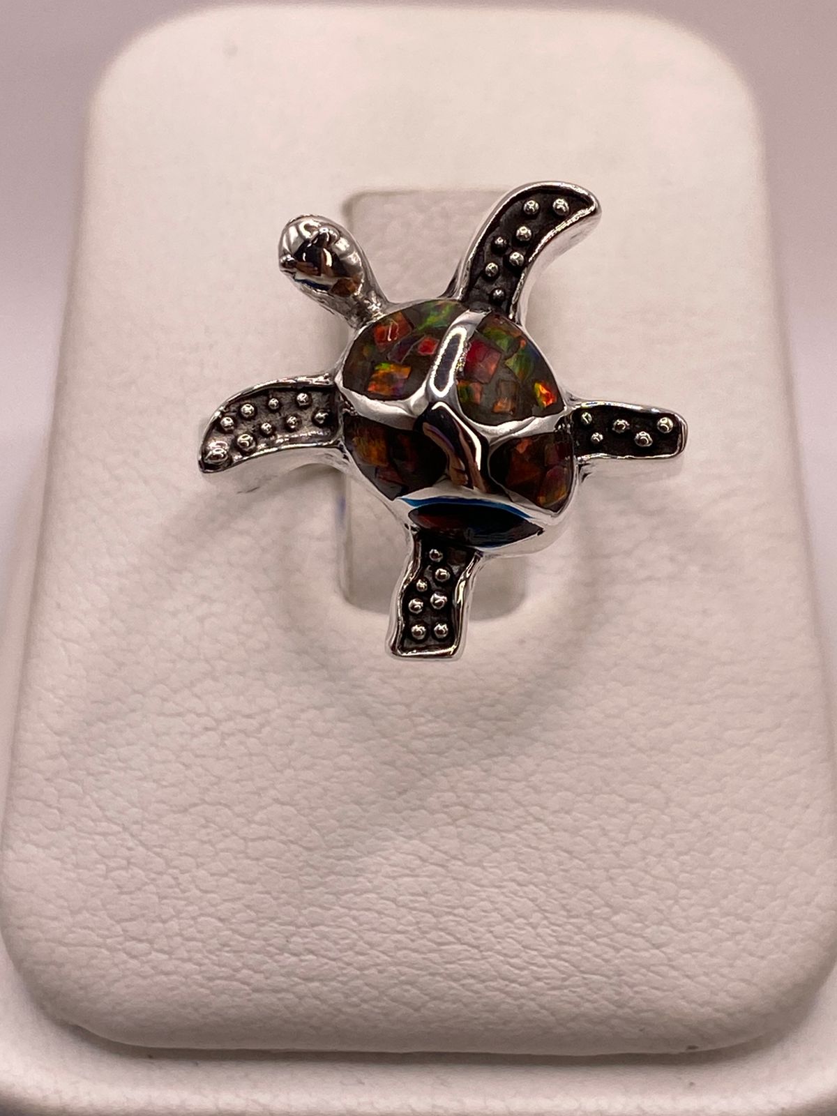 ANILLO TORTUGA MARINA DE PLATA LEY 950 CON ÓPALO DE FUEGO MULTICOLOR