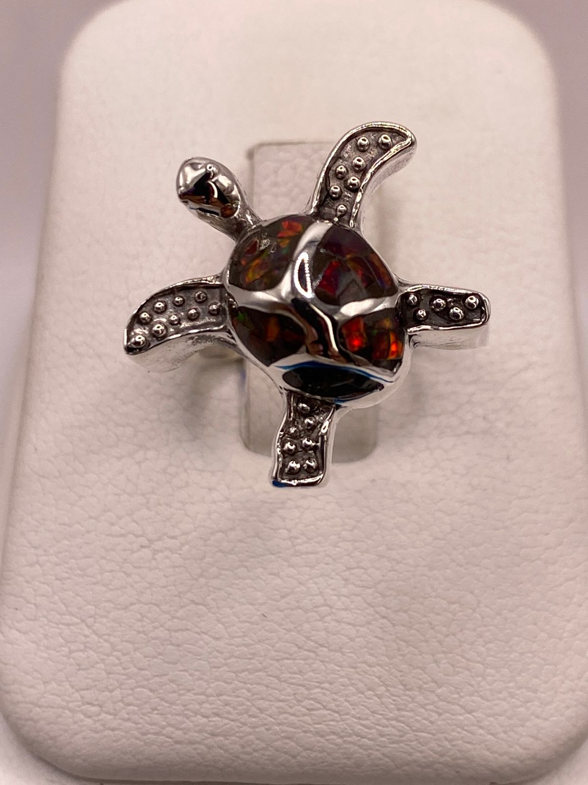 ANILLO TORTUGA MARINA DE PLATA LEY 950 CON ÓPALO DE FUEGO MULTICOLOR